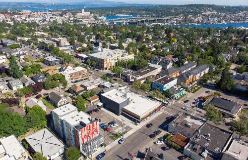 una vista panoramica su una città con edifici e una strada di Garden Dahlia Studio in Wallingford - 97 Walkscore a Seattle