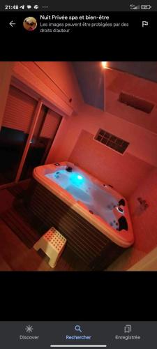 ein Badezimmer mit Whirlpool-Badewanne im Zimmer in der Unterkunft Loft 100 M2 Marseille 4 ème avec jacuzzi in Marseille