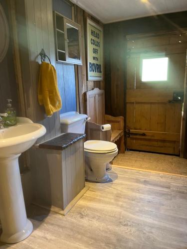 Ванная комната в The Vauld, 2 x double bedroom suite with kitchenette