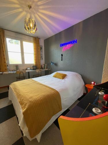 1 dormitorio con 1 cama grande con manta amarilla en Ambiance 80 Stranger Things, en Lunéville