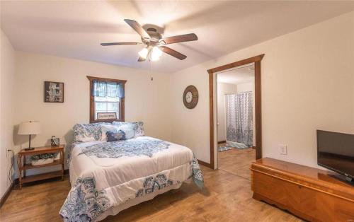 een slaapkamer met een bed en een plafondventilator bij Dragonfly Meadows Guesthouse in Rangely