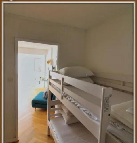 - une chambre avec des lits superposés dans l'établissement Appartement Biscarrosse plage front de mer 4 personnes, à Biscarrosse-Plage