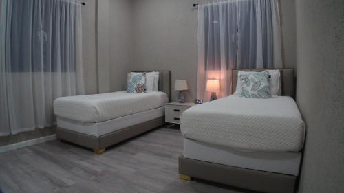 Een bed of bedden in een kamer bij Golden Pear Villa