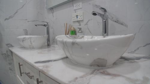 Een badkamer bij Golden Pear Villa