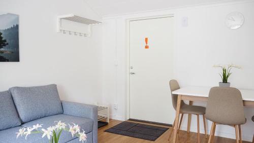 Komplett lägenhet med sjöutsikt في Malmön: غرفة معيشة مع أريكة وطاولة