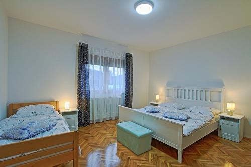 una camera da letto con due letti e una finestra di Holiday Home Sinac 2 a Otočac