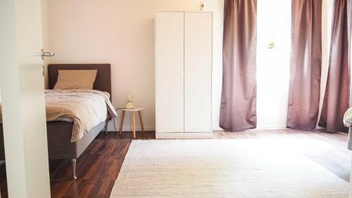 sypialnia z łóżkiem i dużym oknem w obiekcie Komplett lägenhet med sjöutsikt w mieście Malmön