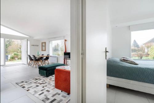 1 dormitorio con 1 cama y comedor en Villa entourée de verdure avec parking privé, en Halluin