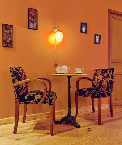 2 chaises, une table, une table et des chaises dans l'établissement Le 42 escapade en Provence - Petit déjeuner en option, à Montfort-sur-Argens