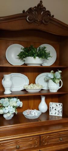 un estante con platos blancos y jarrones. en SERVETTOHOME en Turín