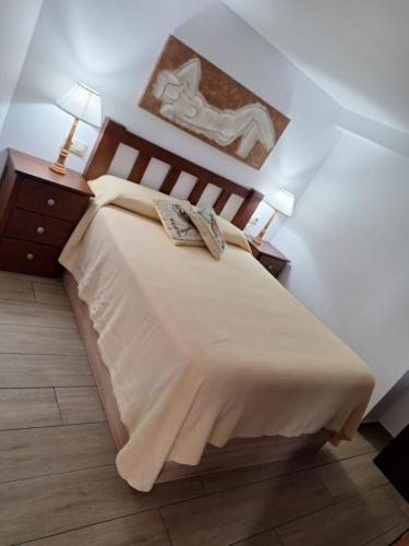 - une chambre avec un grand lit et 2 lampes dans l'établissement Suit relax, à Pontevedra