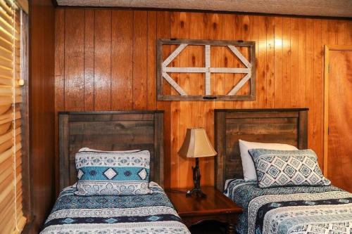 Posteľ alebo postele v izbe v ubytovaní Historic 4 BR Lakefront House with boat house and