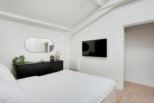 Μια τηλεόραση ή/και κέντρο ψυχαγωγίας στο Paris Expo - Charming Loft at the Gates of Paris - GetHosted