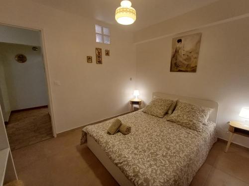 1 dormitorio con 1 cama, 2 mesas y 2 lámparas en Bel appart F2 Orly aéroport, en Paray-Vieille-Poste