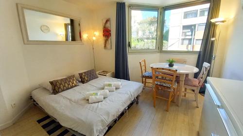 un salon avec un canapé et une table dans l'établissement Les Félibriges, à Cannes