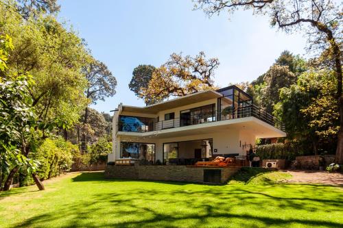 Zahrada ubytování Casa con amplia terraza y jacuzzi en Avándaro
