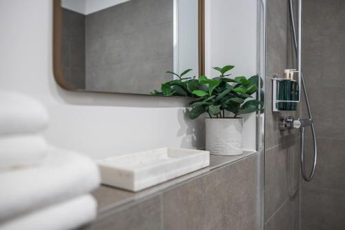 Ένα μπάνιο στο kalm stay - a design Aparthotel