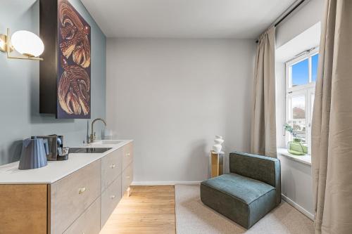 Η κουζίνα ή μικρή κουζίνα στο kalm stay - a design Aparthotel