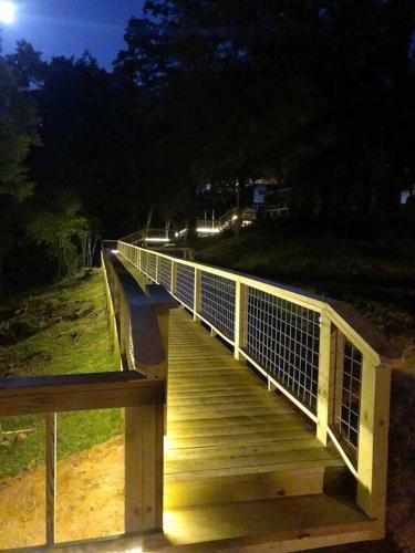 Φωτογραφία από το άλμπουμ του Bay Dreamer Custom Lakefront House, Boathouse and σε Alliance