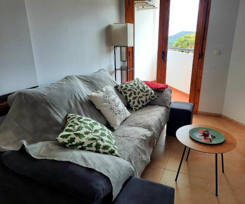 een woonkamer met een bank en een tafel bij CASA PEPA in Guadalest