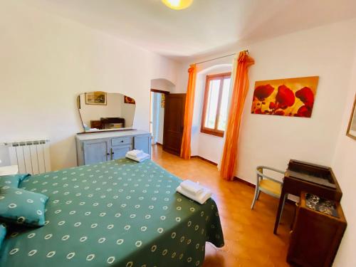 a bedroom with a green bed and a kitchen at The Manarola Main Plaza in Manarola