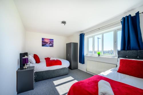 曼徹斯特的住宿－Starview Apartment-Manchester Airport，一间卧室设有两张床和窗户。