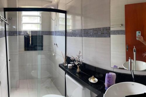 een badkamer met een douche, een toilet en een wastafel bij APTO NOVO E COMPLETO em OLINDA in Olinda