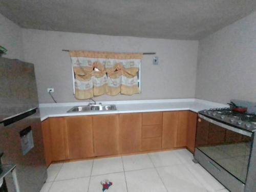 a kitchen with a sink and a window at Casa muy espaciosa y cómoda in Delicias