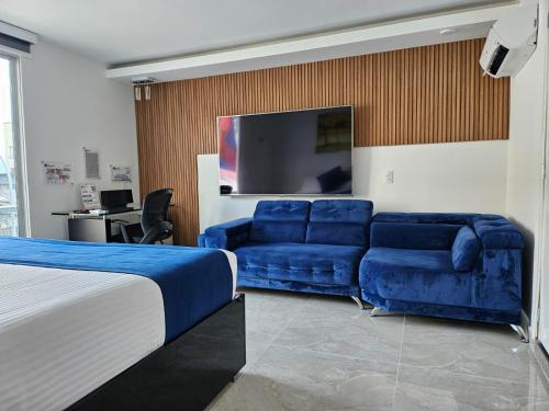 アルメニアにあるHotel San Jeronimo Armeniaのベッドルーム(ベッド1台、ソファ、薄型テレビ付)