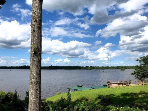 Landskap semula jadi dekat dengan rumah percutian