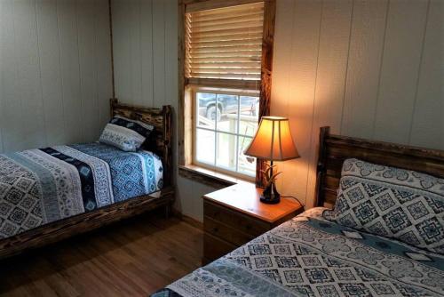 Katil atau katil-katil dalam bilik di Toledo Queen Lakefront Custom 4 BR Home, Boathouse