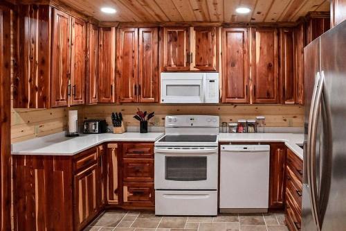 Dapur atau dapur kecil di Cozy lakefront cabin with boat house and ramp on T