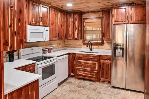 Dapur atau dapur kecil di Cozy lakefront cabin with boat house and ramp on T