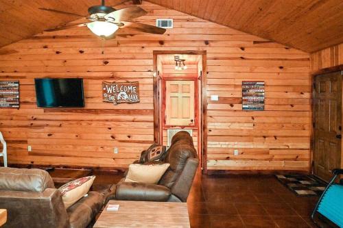 Ruang duduk di Cozy lakefront cabin with boat house and ramp on T
