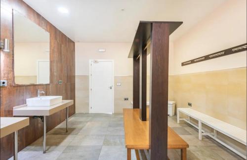 托雷古亞迪亞羅的住宿－Barco Americano Sotogrande，一间带水槽和镜子的浴室