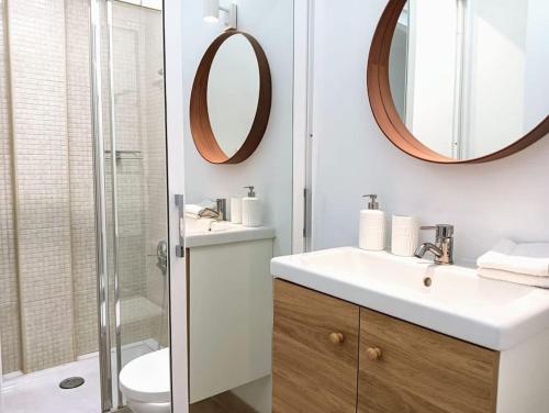 ein Bad mit einem WC, einem Waschbecken und einem Spiegel in der Unterkunft Casa Martín in Puerto del Carmen