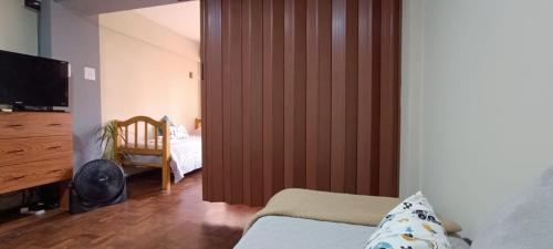 um quarto com uma cama e um armário de madeira em Av España Mdz em Mendoza