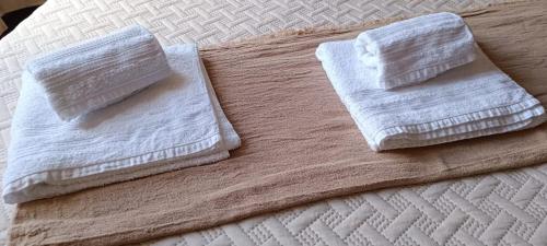 dos toallas sentadas encima de una cama en Av España Mdz en Mendoza