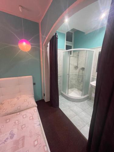 Zimmer mit einem Bett und einem Bad mit Dusche. in der Unterkunft Villa Maruška Kladská in Marienbad