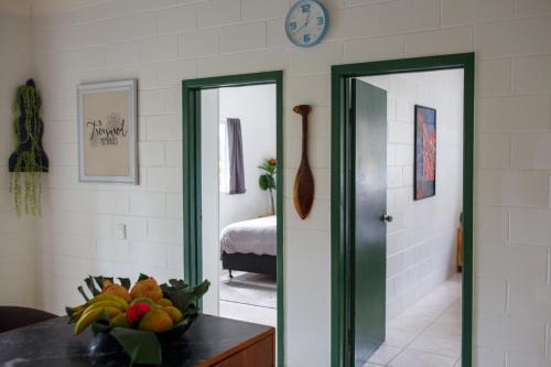 Zimmer mit einem Tisch und einer Uhr an der Wand in der Unterkunft Joseph Retreat in Avarua