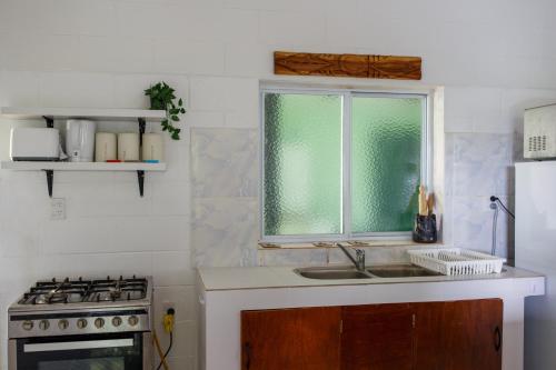 eine Küche mit einem Waschbecken und einem Fenster in der Unterkunft Joseph Retreat in Avarua