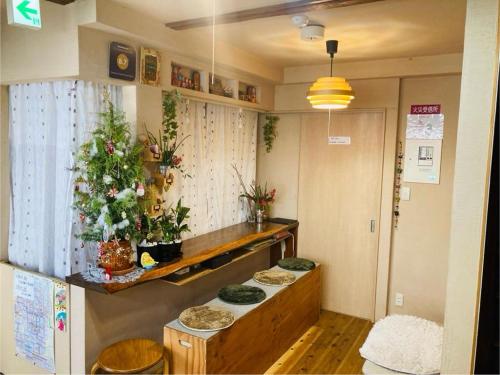 京都市にあるサンタナゲストハウス京都の植物の置かれたカウンター付きの部屋