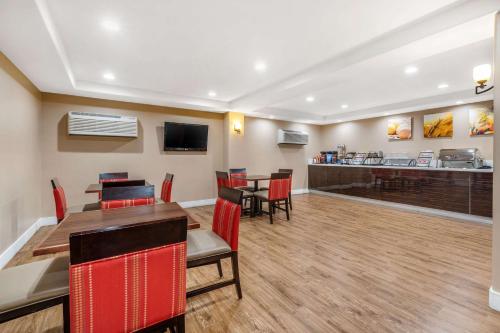 a restaurant with tables and chairs and a bar at Comfort Inn Monterey Park - Los Angeles in Monterey Park