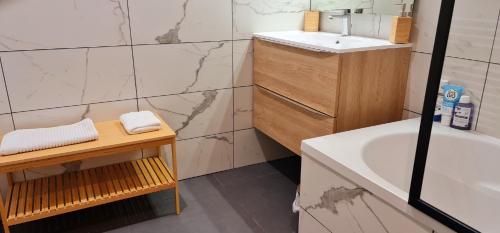 ein Badezimmer mit einem Waschbecken, einem WC und einer Badewanne in der Unterkunft Maison de charme in Toulouse