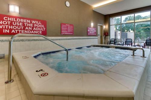 Πισίνα στο ή κοντά στο Drury Plaza Hotel Richmond