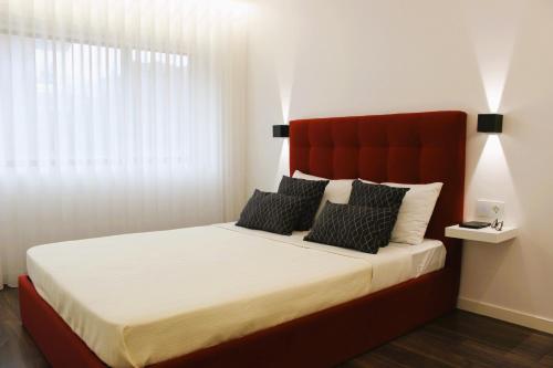 um quarto com uma cama grande e uma cabeceira vermelha em G 0.8 - G.oogle Nest Smart House em Braga