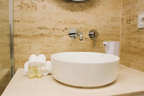 uma casa de banho com um lavatório branco e um chuveiro em G 0.8 - G.oogle Nest Smart House em Braga