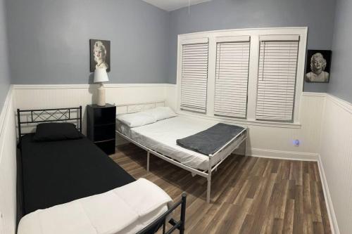 - une chambre avec 2 lits et une fenêtre dans l'établissement Urban Retreat 3 Bedroom Apt., à Chicago