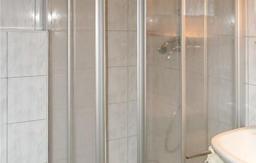 La salle de bains est pourvue d'une douche avec une porte en verre. dans l'établissement Awesome Apartment In Radstadt With Wifi, à Radstadt