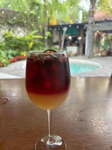 einen Drink in einem Glas auf einem Tisch in der Unterkunft La Ocotera Hotel de montaña Cabañas Amenidades in San Marcos